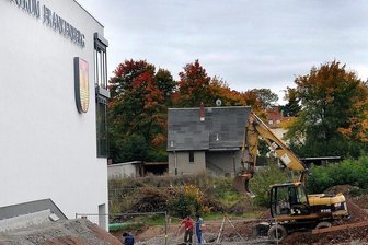 Frankenberg: Entscheidung zu Sportpark notwendig - Die Ruine des einstigen Wohnhauses Badstraße 4 soll demnächst abgerissen werden. Die Fördermittel dafür sind bereits eingetroffen. Dann könnte auf der frei gewordenen Fläche ein Kunstrasenfeld entstehen.