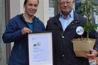 Frankenberg erfolgreich bei Bundespreis Stadtgrün - Thomas Firmenich übergibt den zum Preis gehörenden Ginkgo an Jana Hilger.