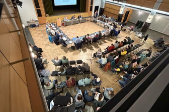 Frankenberg fehlen die Kinder: Kitas vor unsicherer Zukunft - Voll besetzte Gästereihen schon vor Beginn der Sitzung des Stadtrates.
