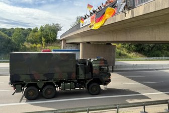 Frankenberg: Feuerwehrleute verabschieden Soldaten zum Manöver in Litauen - A 4: Mit Fahnen verabschiedete die FFW Dittersbach Soldaten auf dem Weg nach Litauen.