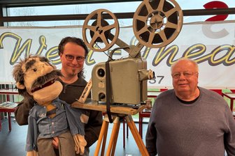 Frankenberg: Film ab, heißt es in der Zeitwerkstadt - Der Frankenberger Sammler und Filmfreund Wolfgang Näther (r.) und IG-Welt-Theater-Vizechef Burkhard Werner mit dem Maskottchen Erno Ernemann in der neuen Sonderausstellung in der Zeitwerkstadt.