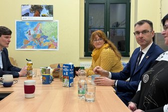 Frankenberg: Förderschule platzt aus allen Nähten - Conrad Clemens, Tanja Richter-Kelm, Frankenbergs Bürgermeister Oliver Gerstner und Bianka Günther (v.l.) beim Gedankenaustausch.