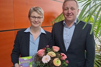 Frankenberg: Frau führt kaufmännische Geschäfte beim Zweckverband ZWA - ZWA-Verbandschef Ronny Hofmann gratuliert der neuen kaufmännischen Geschäftsleiterin Anita Wehnert.