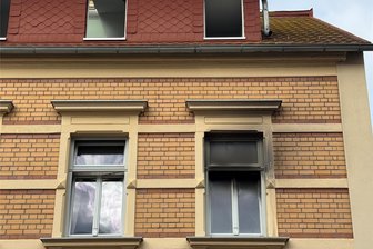 Frankenberg: Frau verletzt sich bei Wohnungsbrand - An der Winklerstraße stand eine Küche in Flammen. Brandspuren zeigen sich an der Fassade des Wohnhauses.