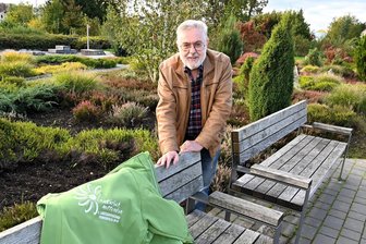 Frankenberg fünf Jahre nach der Landesgartenschau: Was bleibt und was die Bürger erhalten wollen - Gunter Teichert ist nun Vorsitzender des Vereins „natürlich mittendrin“, der sich um die Pflege des Landesgartenschaugeländes in Frankenberg kümmert, hier im Heidegarten in der Zschopauaue.