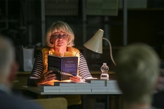 Frankenberg: Gabi Thieme liest in der Zeitwerkstadt aus neuem Buch - Gabi Thieme bei einer Lesung aus ihrem Buch „Mord im Regional Express – Authentische Kriminalfälle aus Sachsen“ in Braunsdorf.