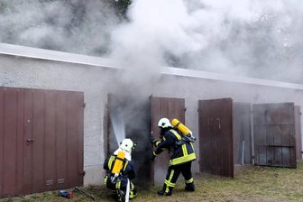 Frankenberg: Garagenbrand im Ortsteil Dittersbach – Blitzeinschlag als Ursache vermutet - In einem Garagenkomplex in Dittersbach hat es vermutlich nach einem Blitzeinschlag gebrannt.