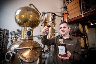 Frankenberg: Händler aus der Region bauen beim Bauernmarkt ihre Stände auf - Eric Brabant stellt in Marbach feine Brände her. Beim Bauernmarkt in Frankenberg gibt es sie zu kaufen.