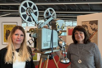 Frankenberg, Hainichen und Niederwiesa: Wie die Kulturhauptstadt Chemnitz bis in die Region ragt - Franziska Bäßler (l.) und Ines Richter mit Museumsmaskottchen Friedhelm in der aktuellen Sonderschau der Zeitwerkstadt.