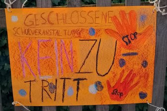 Frankenberg: Ist ein Schulsportfest eine geschlossene Veranstaltung? - Dieses Schild an der Jahnkampfbahn in Frankenberg hat „Freie Presse“-Leser Klaus Berger erzürnt.