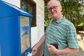 Frankenberg: Jahreskarte für Freibad Sachsenburg kommt - Lutz Thieme aus Lichtenau war der erste Badegast in der diesjährigen Saison im Freibad Sachsenburg.