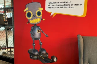 Frankenberg: Junge Leute bauen aus Altmetall neues Museumsmaskottchen für die Zeitwerkstadt - Das Maskottchen Friedhelm taucht überall dort auf, wo es für die kleinen Museumsbesucher besonders spannend ist.