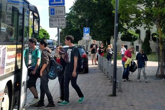 Frankenberg kämpft um jeden Schüler - Damit die Schüler aus der Region Oederan ohne umzusteigen nach Frankenberg und wieder nach Hause kommen, finanziert die Stadt auf eigene Kosten zusätzlich einen Schulbus.