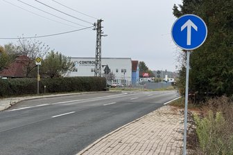 Frankenberg: Kommt die neue Abbiegespur von der B 169 nach Dittersbach? - Bislang kann man von der B 169 hinter der Bushaltestelle nicht nach links in Richtung Ortsmitte von Dittersbach abbiegen. Eine Umgestaltung des gesamten Bereiches soll 2025 auch eine neue Linksabbiegespur bringen.