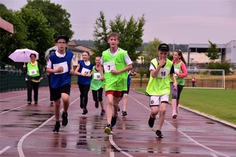 Frankenberg: Laufrunden drehen für zwei Vereine - Circa 220 Schüler nahmen 2022 am 1. Spendenlauf des Fördervereins des Gymnasiums Frankenberg teil.