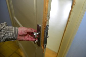 Diese Tür haben Unbekannte in der Erich-Viehweg-Oberschule in Frankenberg aufgebrochen.