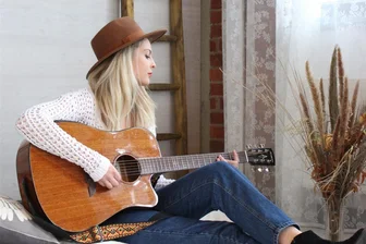 Frankenberg: Luise Liebischs erstes Album kann man streamen - Luise Liebisch hat ihr erstes Album veröffentlicht. Schon mit acht Jahren begann die Frankenbergerin, Gitarre zu spielen.