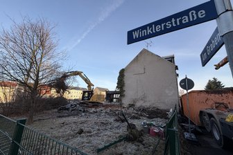 Frankenberg: Marodes Wohnhaus Am Graben 8 fällt - Das einsturzgefährdete Frankenberger Haus Am Graben 8 wird abgebrochen.