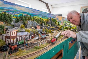 Frankenberg: Modellbahnen dampfen in die Winterferien - Wilfried Neumann vor seiner Modellbahnwelt.