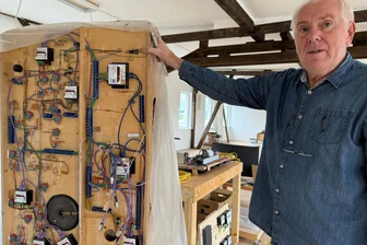 Frankenberg: Modellbahnen im Anflug auf alte Teppich-Manufaktur - Längst digital: Wlfried Neumann zeigt die Rückseite einer modernen Modelleisenbahnanlage.