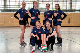 Frankenberg: Nach dem Landesfinale greifen die Mädels nun beim Beachvolleyball an - Diese jungen Volleyballerinnen aus Frankenberg haben den Schulbezirk Chemnitz beim Landesfinale Jugend trainiert für Olympia in Grimma vertreten: Emilia, Emma, Emma und Lilly (h. v. l.) sowie Emilia und Tamara (v. v. l.).