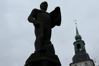 Frankenberg: „Nackscher Mann“ braucht Schönheits-OP - Am 7. August 1921 wurde der Marktbrunnen nahe der Stadtkirche Frankenberg eingeweiht.