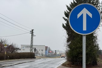 Frankenberg: Neue Spur für Linksabbieger an B 169 kommt - Bislang ist die Einfahrt in die Straße Zum Bahnhof in Dittersbach verboten. Künftig gibt es hier eine Linksabbiegespur. Die Bushaltestelle wird ausgebaut.