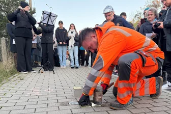 Frankenberg: Neue Stolpersteine erinnern an Sachsenburger Familie - Frank Lippmann vom Bauhof verlegte die Stolpersteine in Sachsenburg.