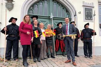 Frankenberg: Neuer Bürgermeister Oliver Gerstner und sein Schlüsselerlebnis - Mitarbeiter der Stadtverwaltung und der Kulturgesellschaft begrüßten Frankenbergs neuen Bürgermeister Oliver Gerstner (CDU) an seinem ersten Arbeitstag und übergaben ihm den Schlüssel zum Rathaus.
