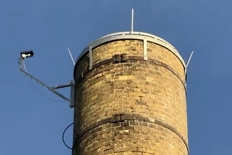 Frankenberg: Neues Kamera-Auge schaut ins Storchennest - Die neue Webcam am Schornstein des Unternehmens Innotex Merkel & Rau in Frankenberg.