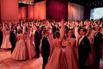 Frankenberg: Neues Tanzstudio öffnet - Tanzen ist beliebt und, so wie beim Semperopernball 2024 (Foto), bei manchen Anlässen gefragt. Nun eröffnet in Frankenberg ein Tanzstudio.