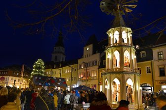 Frankenberg: Pyramide wird angeschoben - Alle Jahre wieder: In Frankenberg stimmt der Pyramidenanschub am Markt auf Weihnachten ein.