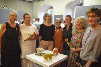 Frankenberg: „Querschnitt“ von und mit Simone Mende in der Stadtgalerie - Simone Mende (3. v. l.), hier mit Beate von Appen, Kathi Halama, Kerstin Rößler, Mica Kempe, Hanna Remestvenska und Ines Bruhn (v. l.).