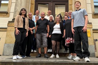 Frankenberg: Rekordspenden für die Tafel und den Bildungsverein - Gruppenbild vor dem Gymnasium: Schüler, Lehrer, der Bürgermeister und Vertreter von Tafel und Bildungsverein bei der Dankeschönveranstaltung für die Spendenaktion.