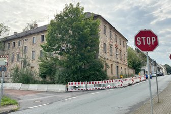 Frankenberg: Rettung für ruinöse Seidenweberei naht - Soll nun verkauft und saniert werden: einstige Seidenfabrik in der Frankenberger Töpferstraße 2.