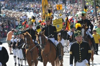 Frankenberg sagt Tag der Sachsen 2022 ab - Die Stadt Freiberg war bereits zweimal Ausrichter des Tages der Sachsen: 1992 und 2012. Die Mitglieder des Bergmusikkorps Saxonia marschierten 2012 beim Festumzug zum Tag der Sachsen mit. 4000 Teilnehmer zählte der Umzug.