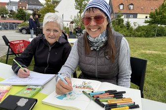 Frankenberg: Satte Farben und zarte Striche bei der Freiluftmalerei - Konstanze Ackermann und Mandy Kunze (v. l.) bei der Frankenberger Freiluftmalerei im Mühlbachtal.