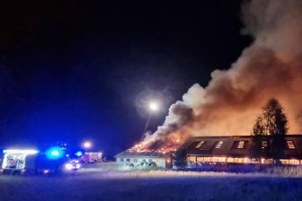 Frankenberg: Scheunenbrand - Feuerwehr kann Gebäude nur noch abbrennen lassen - 