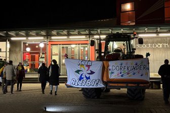 Frankenberg: Schicksal der Kitas bewegt Bürger - Traktor mit Spruchband vor dem Stadtpark, in dem der Stadtrat über Kitas beriet.