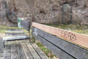 Frankenberg: Schilder und Bänke im Mühlbachtal beschmiert - Bekritzelte Sitzbank im Mühlbachtal in Frankenberg.