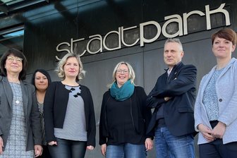 Frankenberg: Schon wieder dreht sich in der Kultur das Personalkarussell - Mit diesem Team startete Tino Hofmann 2023 mit der Frankenberger Kultur gGmbH neu durch: Ines Richter, Anna Wiener, Franziska Bäßler, Jennifer Richter und Uta Berthold (v.l.).