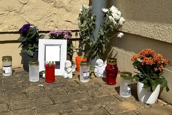Frankenberg: Schüler und Lehrer trauern um 15-jähriges Drogenopfer - Mit Kerzen und Blumen wird an der Erich-Viehweg-Oberschule an die verstorbene 15-Jährige erinnert.