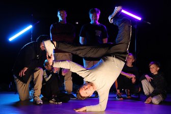 Frankenberg: Sieben gute Gründe, „Licht & Wein“ und Bauernmarkt zu besuchen - Die Broken Beat Crew bringt ab 19.30 Uhr den Boden auf der Kreuzung Schlossstraße/Ecke Humboldtstraße zum Beben.