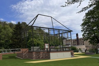 Frankenberg: So sieht der erste Teil der KZ-Gedenkstätte Sachsenburg aus - Diese begehbare Stahlskulptur wird den Täterort Kommandantenvilla für die Besucher der KZ-Gedenkstätte nacherlebbar machen.