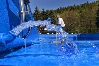 Frankenberg: So stehen die Chancen für die Badesaison in Sachsenburg - In diesem Jahr soll die Saison im Freibad in Sachsenburg nicht wieder ins Wasser fallen.