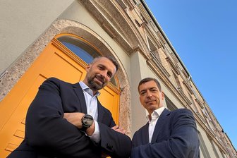 Frankenberg: So wohnt es sich mit Wärmepumpe und Solaranlage im Mehrfamilienhaus - Enrico Grille und Alexander Müller (v. l.) vor der sanierten Winklerstraße 52.