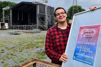 Frankenberg spielt drei Tage im Konzert der Großen mit - Der aus Frankenberg stammende Fabian Reinhold wird beim Sommer-Open-Air bei der Tontechnik helfen. Hinter ihm ist schon die große Bühne aufgebaut. Die Künstler blicken von dort in Richtung Chemnitz. 