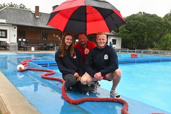 Frankenberg: Spur der Verwüstung nach Einbruch im Freibad Sachsenburg - Im September war die Laune in Sachsenburg noch gut: Anton Lunze (r.) mit den Rettungsschwimmern Liah Lehmann und Ruben Hoffmann.
