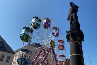 Frankenberg: Stadtfest wegen Unwetter abgebrochen - Am Samstag war es in Frankenberg noch sonnig und heiß, am Sonntag kam das Gewitter - Abbruch.