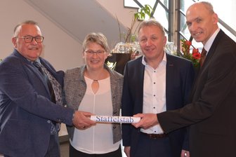 Frankenberg: Staffelstabübergabe bei Wasser und Abwasser - Der Technische Geschäftsleiter des ZWA, Ulrich Pötzsch, übergibt den Staffelstab: Anita Wehnert, Ronny Hofmann und Dirk Kunze (v.l.).